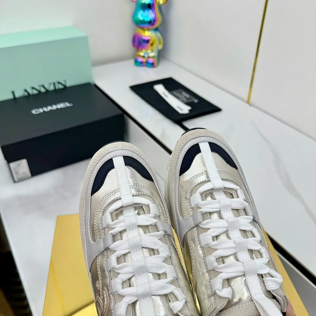 👟👟Ex-factory price 600👟👟High quality! ! ! CHANEL Chanel 25A latest thick-soled casual sports shoes. The counter is synchronized. The counter is very popular. It is a shoe that is very difficult to buy. The most popular thick-soled casual shoes on the Internet. As you can imagine, the most popular thick-soled casual shoes can not be missed. It has both good looks and comfort. Simple and versatile. The thick sole increases the height and is super versatile. Whoever wears it will look better. Upper: cowhide stitching. Lining: breathable mesh. Outsole: TPU original outsole. Size: 35-41 👉